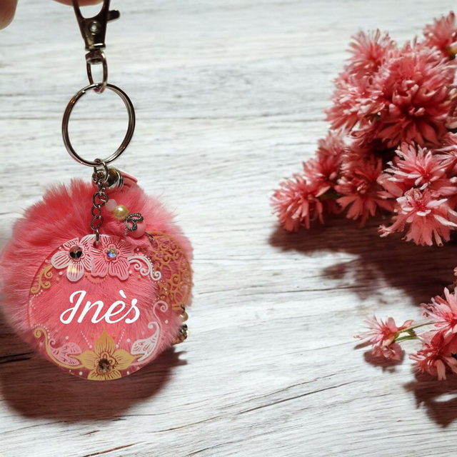 Bijou de sac prénom personnalisé dessiné à la main rose corail