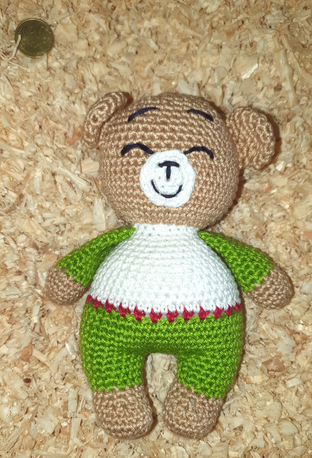 Eden en pyjama vert, blanc et ceinture bordeaux