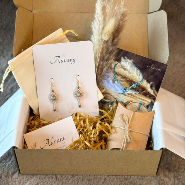 Luna - Boucles d’oreilles micro-macramé et pierre de lune / Collection Céleste