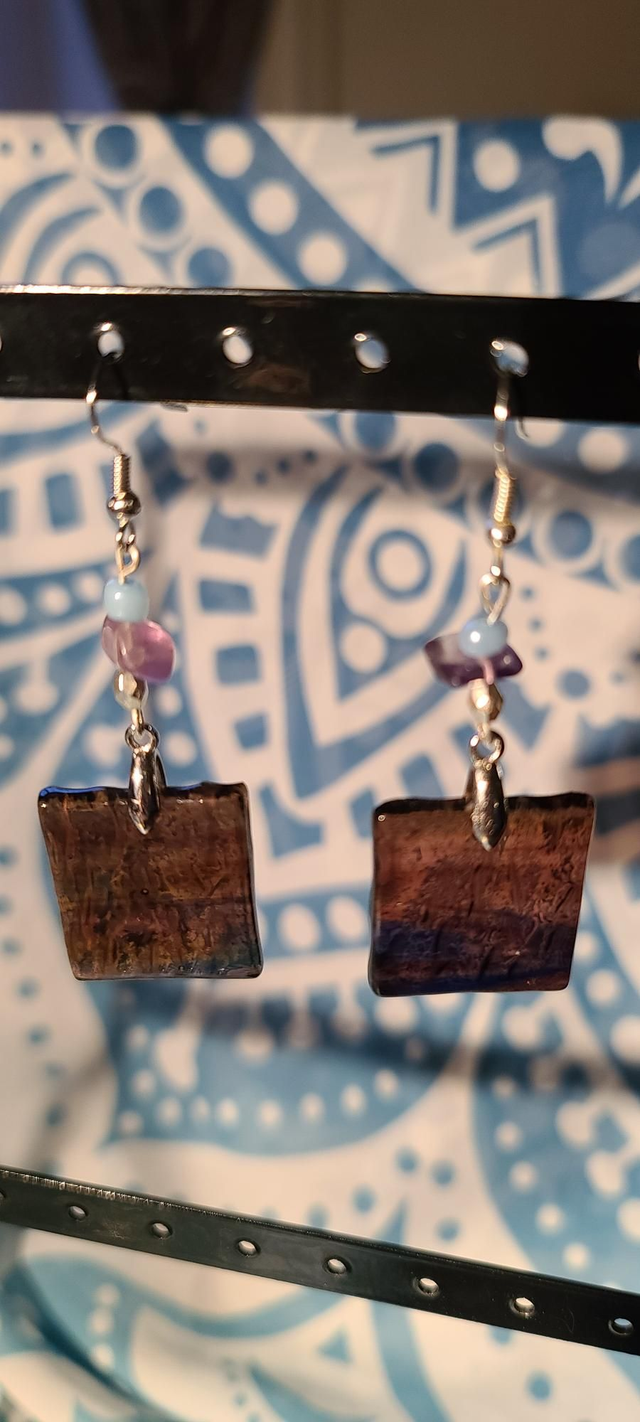 Boucles d&#039;oreilles chamarrées en verre mauve - bleu. 