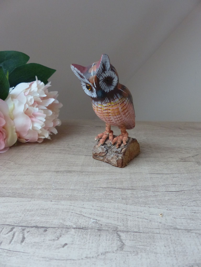 Petite Statuette Hibou en Bois - Figurine Vintage Sculptée et Peinte Main Marron et Rose - Décoration Vintage Authentique, Artisanat du Bois