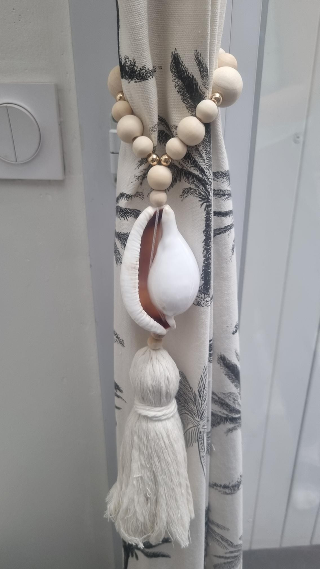 Embrasse coquillage ovula pompon beige 