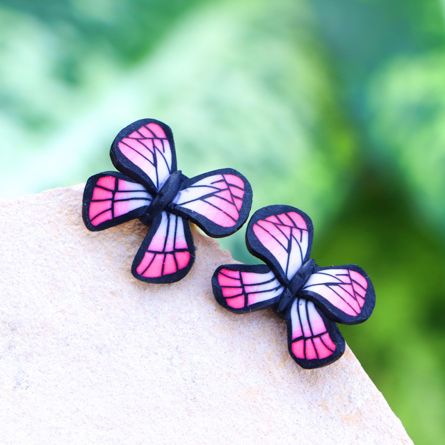 Pink-schwarze Schmetterlings-Ohrstecker aus Polymerton mit hypoallergenem Edelstahl-Stecker, handgemacht