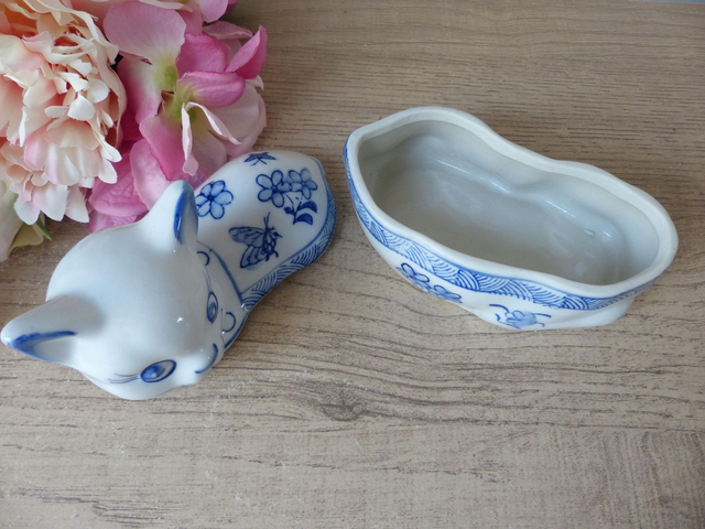 Boite chat en céramique bleu et blanc style asiatique, boite chat avec couvercle décor fleurs et papillons, bonbonnière chat, boite à bijoux