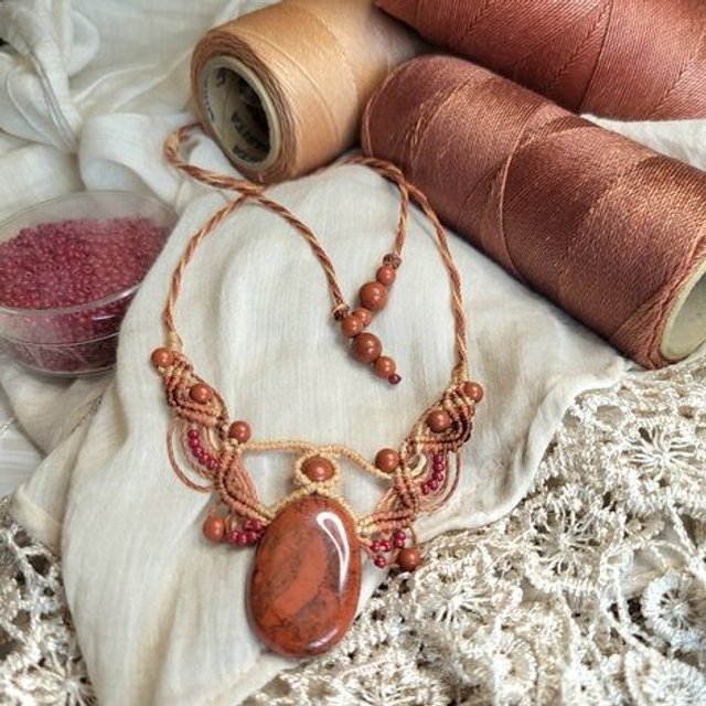 Kit Collier Elara Jaspe rouge (micro-macramé fils marron, beige)