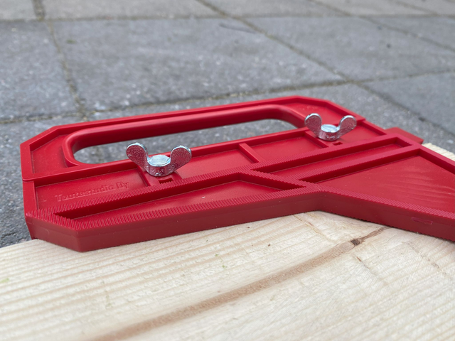 Pokkari Sahaajan suorakulma, siipiruuveilla