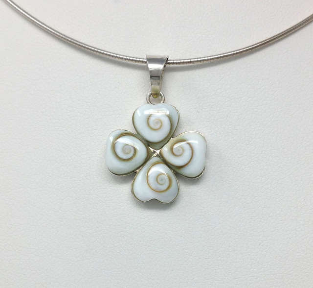 PENDENTIF TREFLE 4 COEURS EN OEIL DE STE LUCIE DE 10 MM VENDU SANS CHAINE - OSLPS197