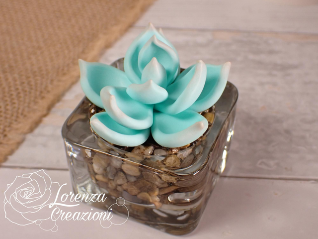 Pianta grassa verde menta e punte sul rosa viola, succulenta, artigianale modellata a mano in argilla polimerica (fimo). Made in Italy.