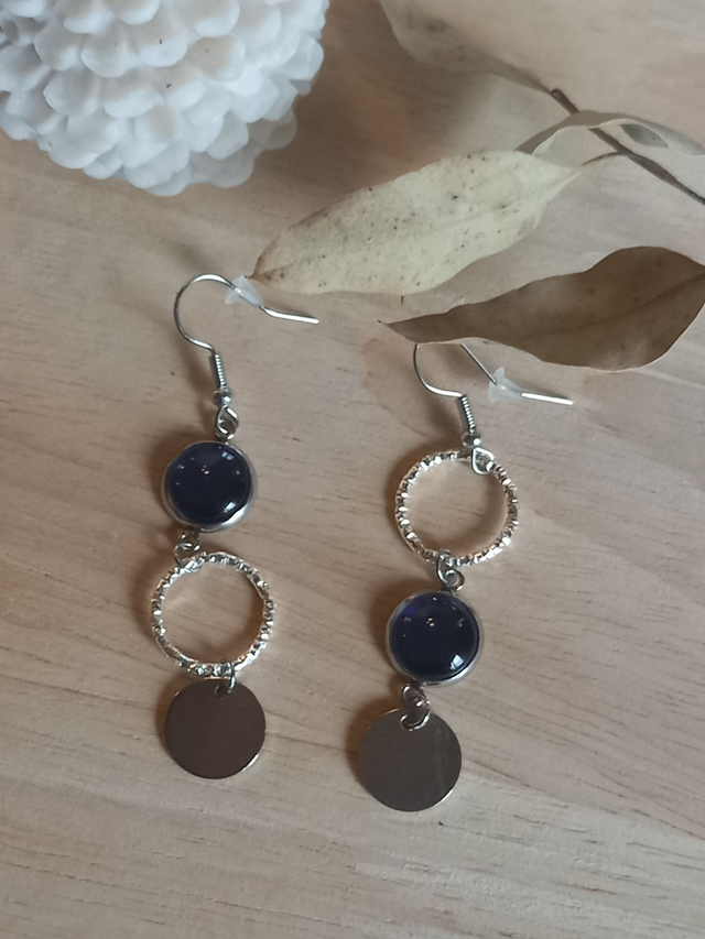 Boucles d&#039;oreilles asymétriques - cabochon bleu nuit / disque breloque argenté / cercle texturé argenté / argenté 