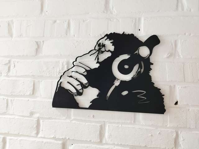 Singe avec écouteurs