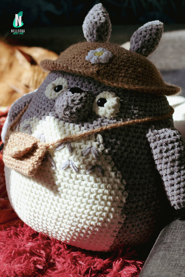 Totoro fait main – chapeau, sacoche et petites fesses