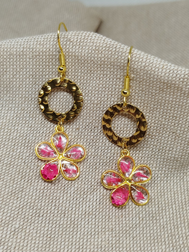 Boucles d'oreilles Célia en fleurs résinées coloris rose