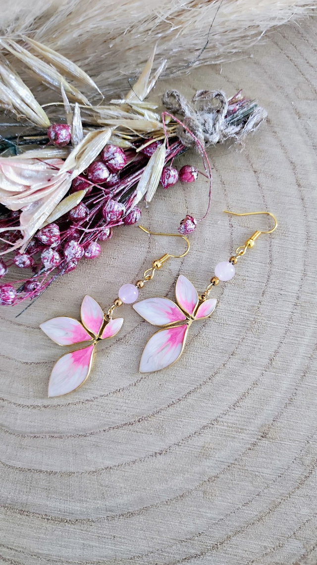 A Boucles d'oreilles "Fleur" émail et Quartz rose