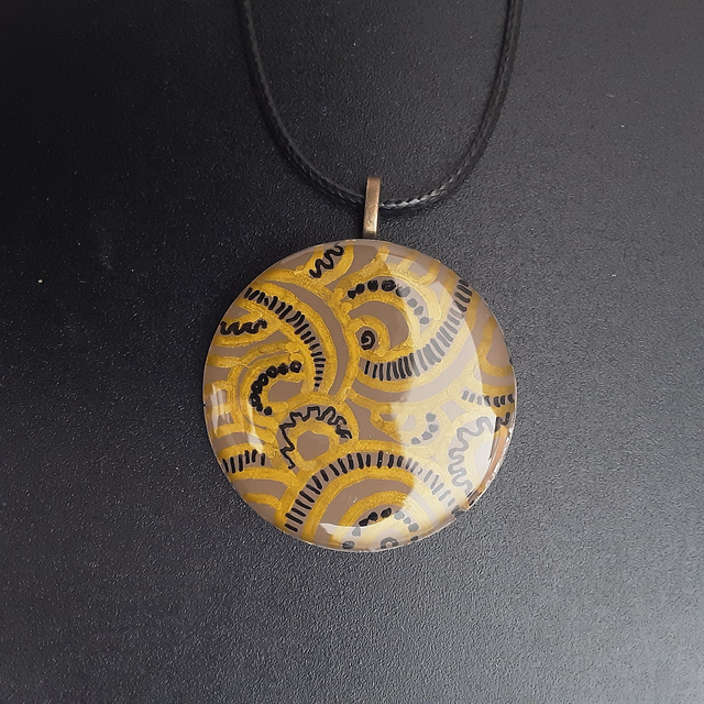 Pendentif rond collection Elégance effet dentelle rétro art déco-harmonie de bronze or et noir