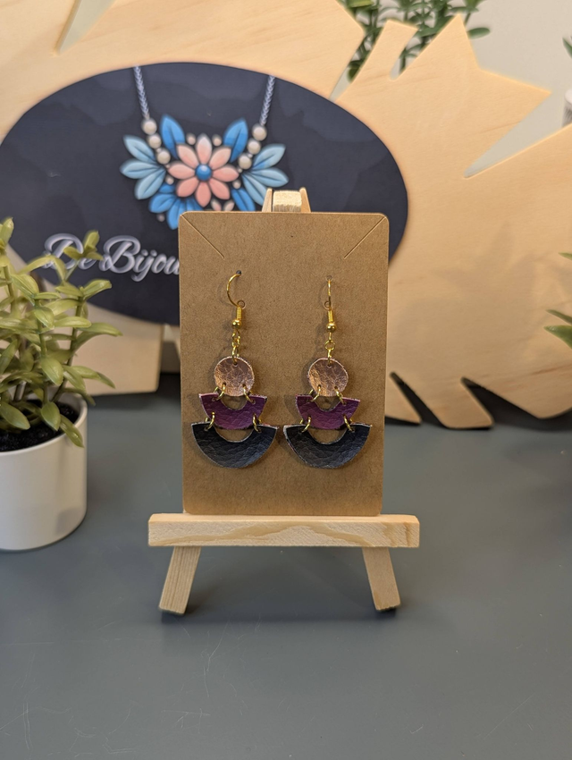 Petites boucles d'oreilles tombante en similicuir et tissus enduit. 
