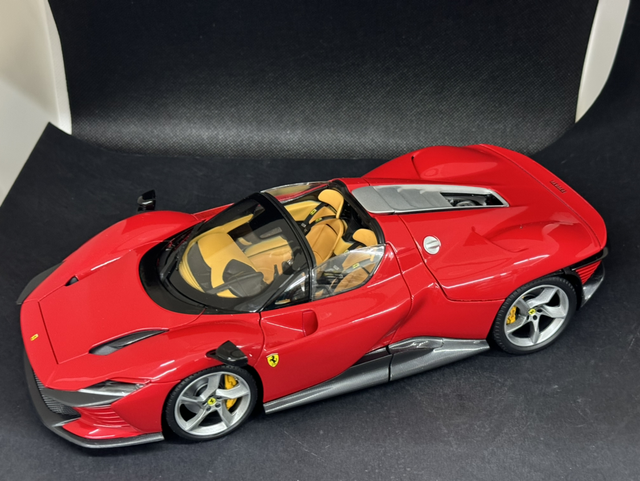 Ferrari Daytona SP3 rot Bburago Signatur Serie 1:18