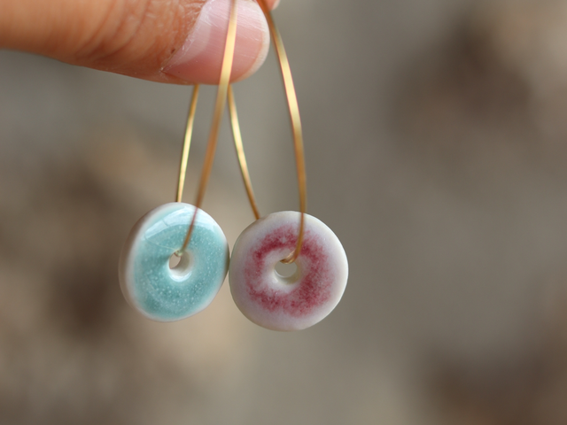 Boucles d’oreilles en porcelaine dépareillées