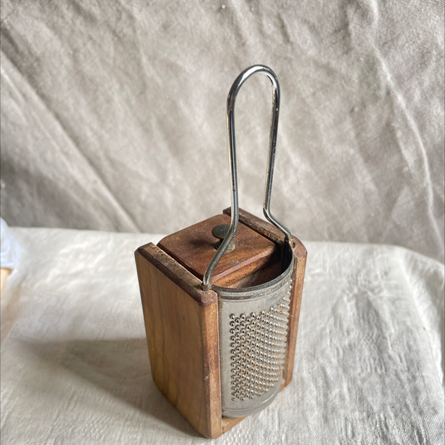 Muskatnuss Reibe mit Schublade aus Olivenholz 