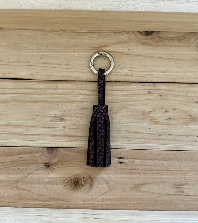 Pompon noir à motif rose