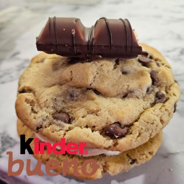 Kinder Bueno Cookie Sandwich 