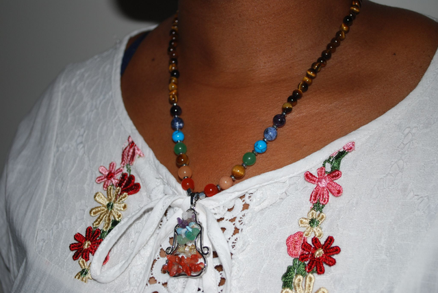 Collier en Œil de tigre et en 7 chakras