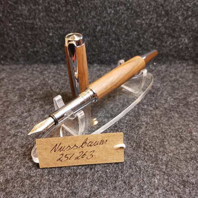 25/263 Füllfederhalter aus Nussbaum 