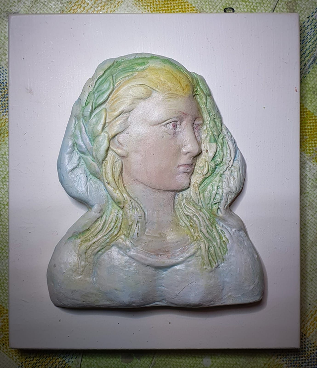 Donna greca su base di legno