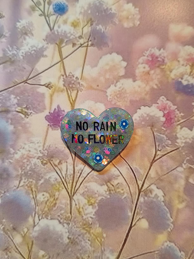 Broche cœur à paillettes - message :  NO RAIN NO FLOWER 