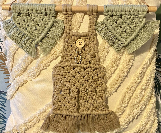 Salopette et ses 2 suspensions - Décoration chambre d'enfant en macramé