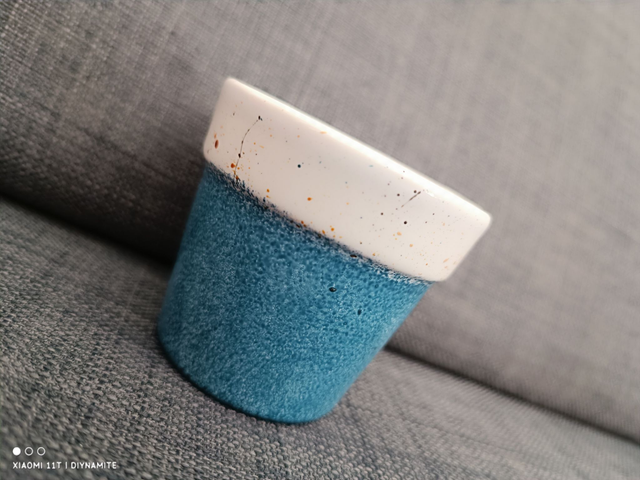 Tasse mouchetée bleue