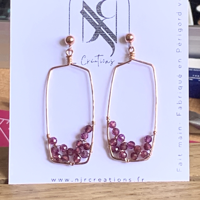 Boucles d'oreilles martelées, en or rose laminé (Goldfilled) , habillées de Grenats naturels
