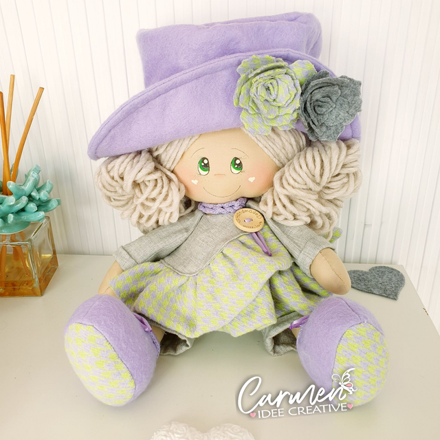 Bambola cappello con rose