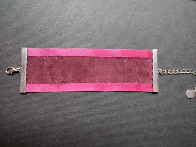 Manchette en voile et satin, bordeaux &amp; fushia en acier inoxydable argenté avec chaîne d&#039;extension, pièce unique 
