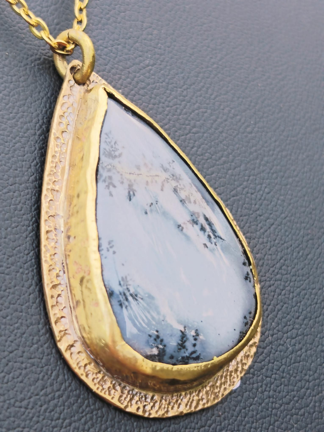 Pendentif Agate Dendritique & Laiton Martelé – Bijou Artisanal Unique