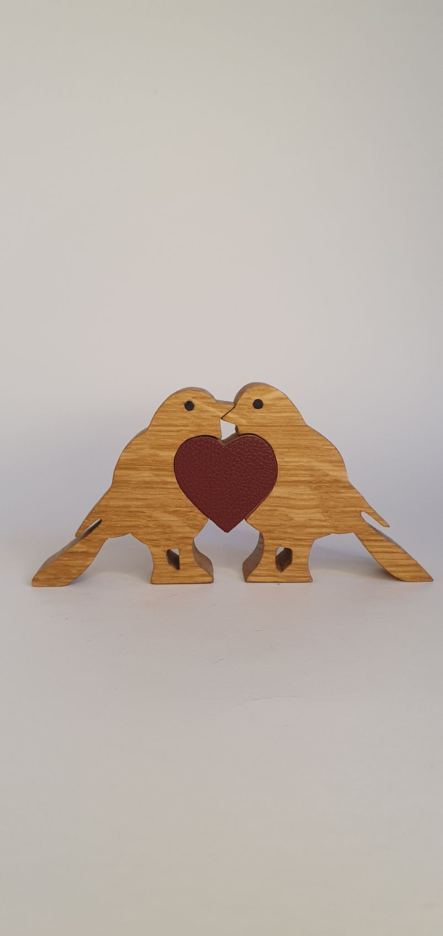 Couple d&#039;Oiseaux amoureux décoratifs en bois de chêne et cuir rouge