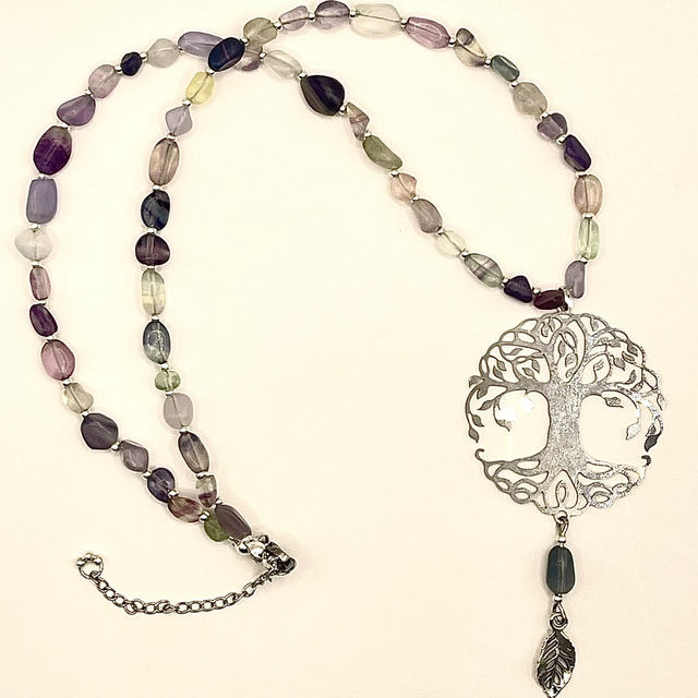 C84 - Collier perles fluorite pendentif arbre de vie