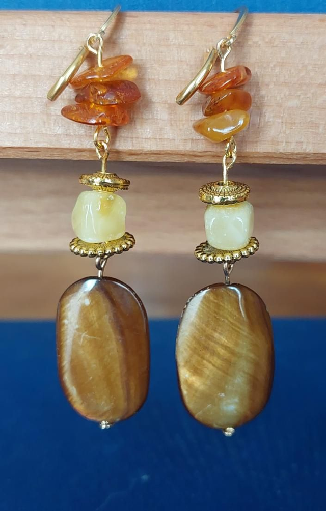 Boucles d&#039;oreilles dorées avec Ambre naturelles oranges, Ambre naturelles jaunes et nacres brunes