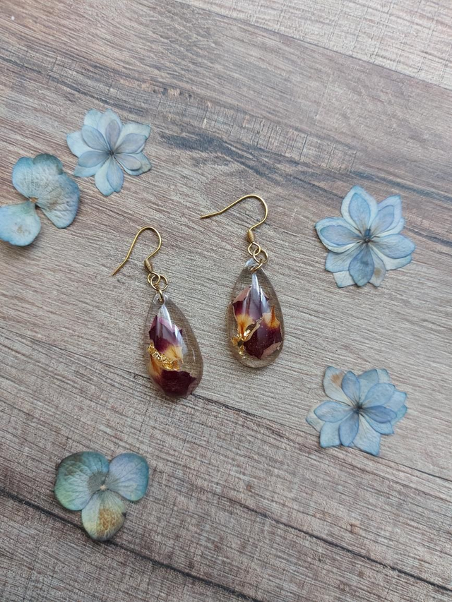 Boucles d'oreilles - pétales de rosiers et feuille d'or