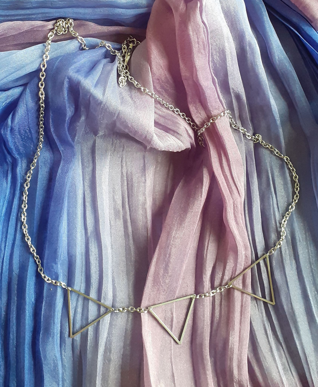 Collier Court argenté, pièces métalliques forme triangulaire.