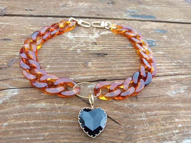 Collier en grosses mailles en acrylique Bhoora coeur noir