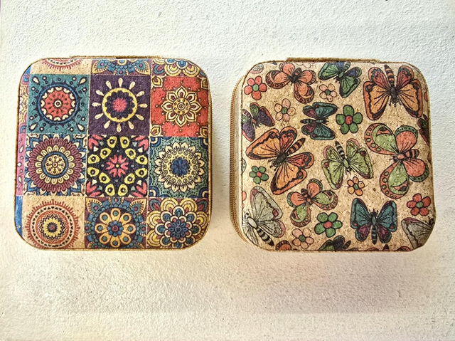 Petites boîtes à bijoux de voyage fourré de tissu en liège naturel et imprimé papillons ou mandalas (à choix)