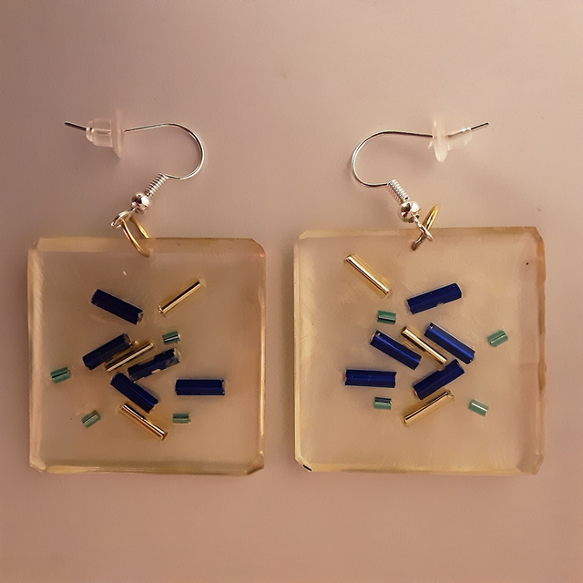 Boucle d’oreille carrée fond or pâle et inclusion tubulaire or bleu profond et turquoise