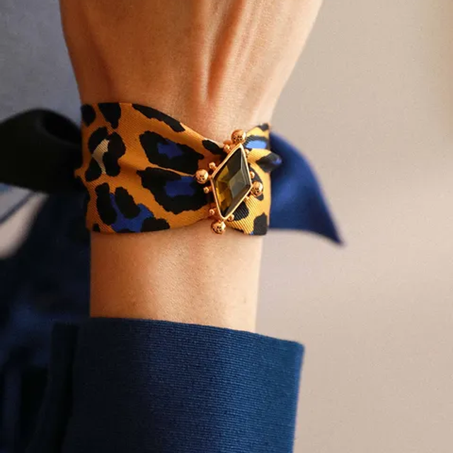 Bracelet en soie avec ornement 