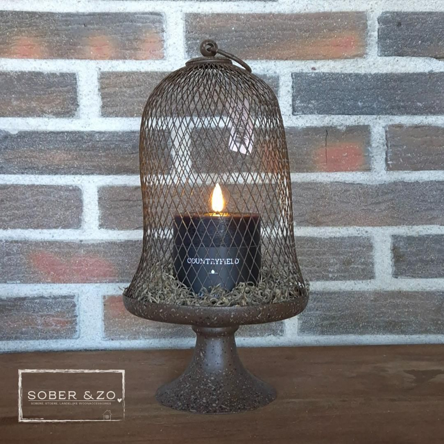 Stolp, op voet, van draadgaas