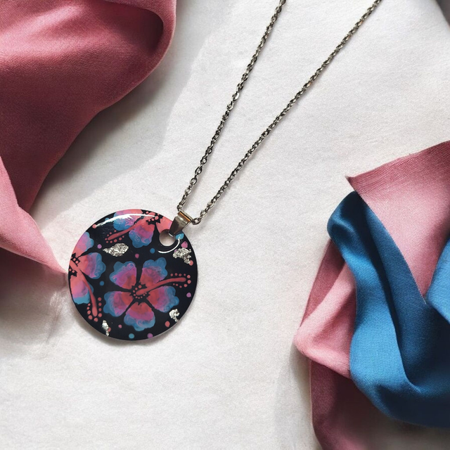 Collier dessiné Flora acier inoxydable rose, parme et bleu