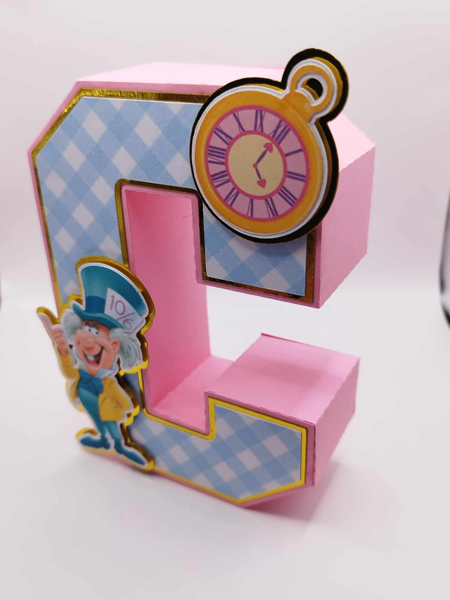 Lettre initiale 3D thème "Alice" (fond bleu)