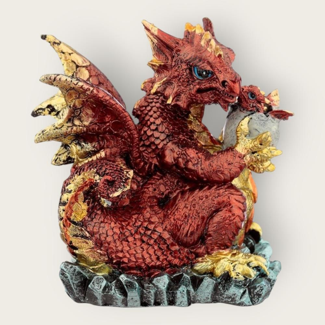 Dragon violet ou rouge protégeant un bébé