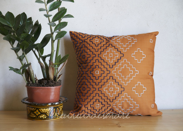 Housse de coussin brodée