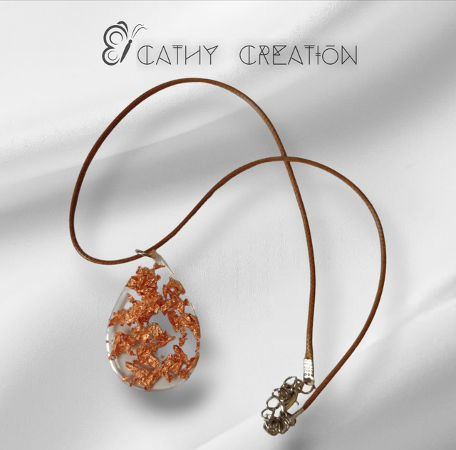 Collier avec paillettes rosées 