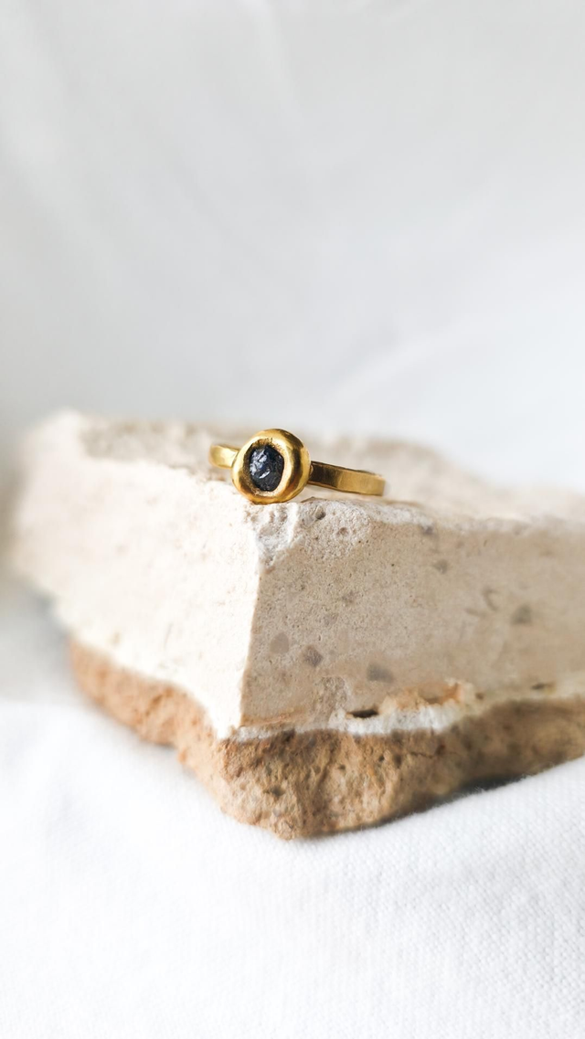 Anel com Safira Azul em Bruto